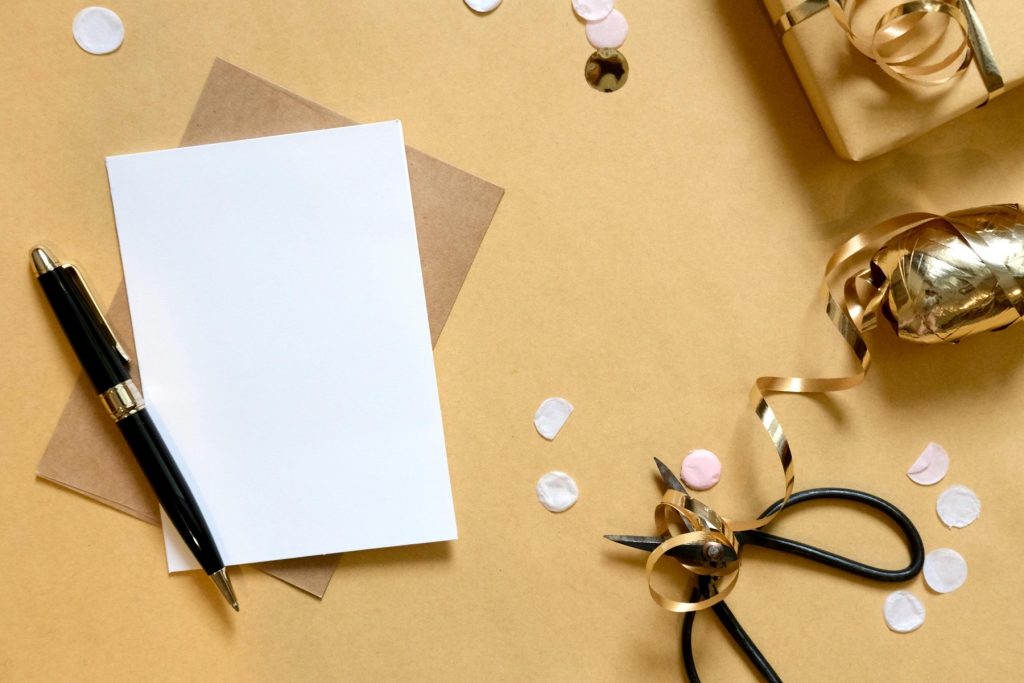 Caixa dourada de presente com fita