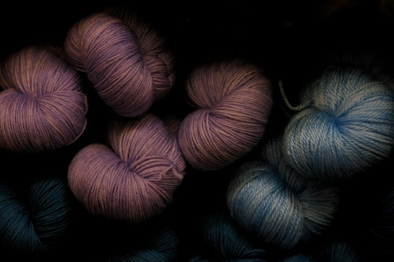 Novelos de lã e barbante organizados para artesanato