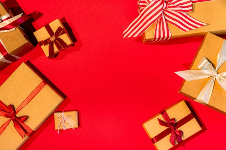 Composição sazonal com presentes e decoração