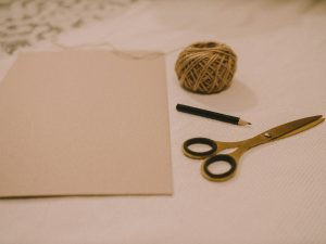 Paleta de tintas para artesanato sobre mesa criativa