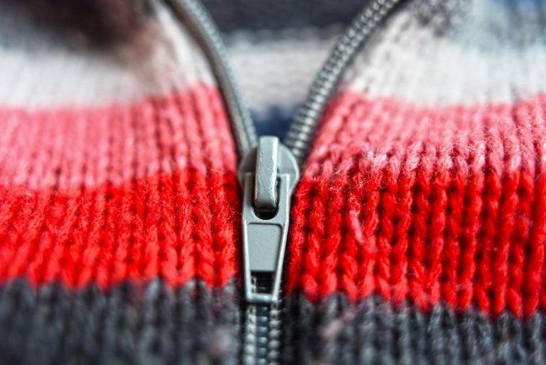 Zíper aplicado de forma discreta em peça de roupa